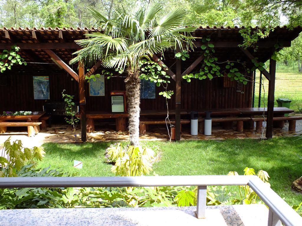 Aqua Family Apartments Karigador Pokoj fotografie